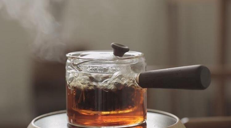 冬季,煮一壶老白茶驱寒 冬季,煮一壶老白茶驱寒