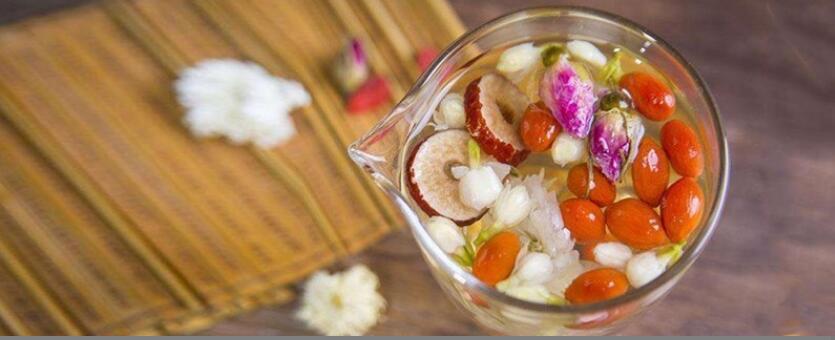 枸杞红枣玫瑰花泡水喝的功效 枸杞红枣玫瑰花泡水喝的功效