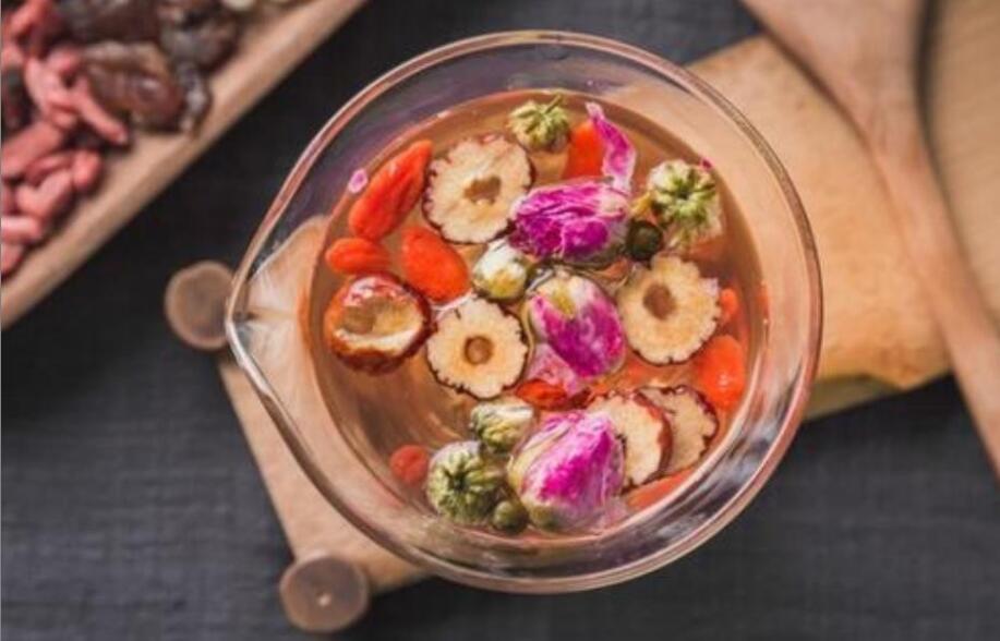 枸杞红枣玫瑰花泡水喝的功效 枸杞红枣玫瑰花泡水喝的功效