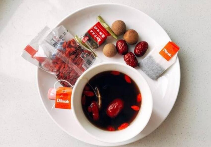 桂圆枸杞桑葚泡水喝的功效 桂圆枸杞桑葚泡水喝的功效