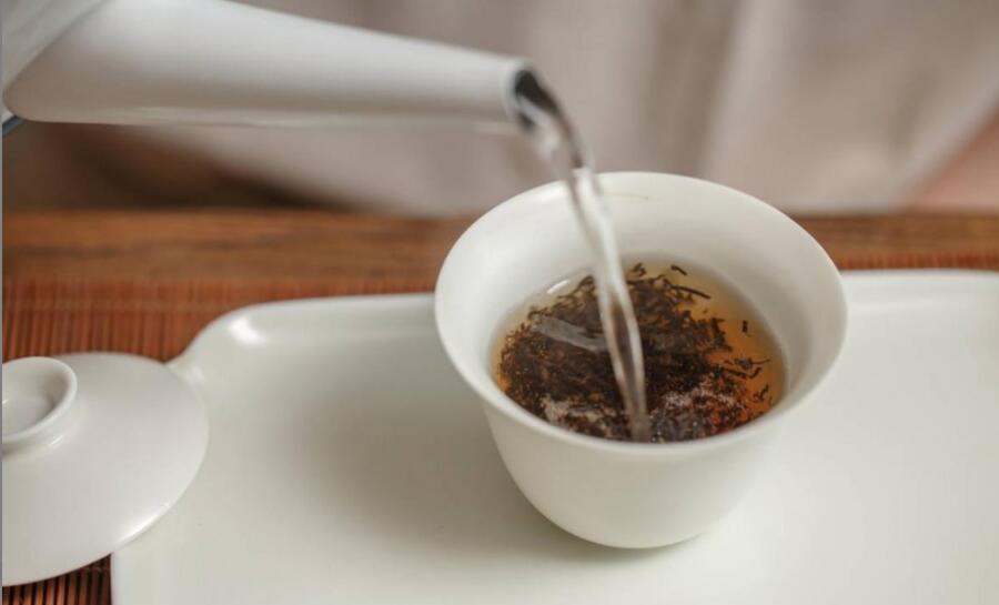 红茶和绿茶哪个适合女生 红茶和绿茶哪个适合女生