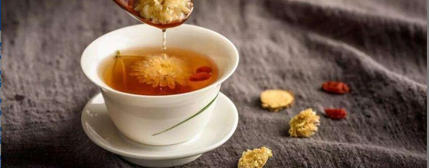 黄芪和菊花泡水喝有什么作用和功效 黄芪和菊花泡水喝有什么作用和功效