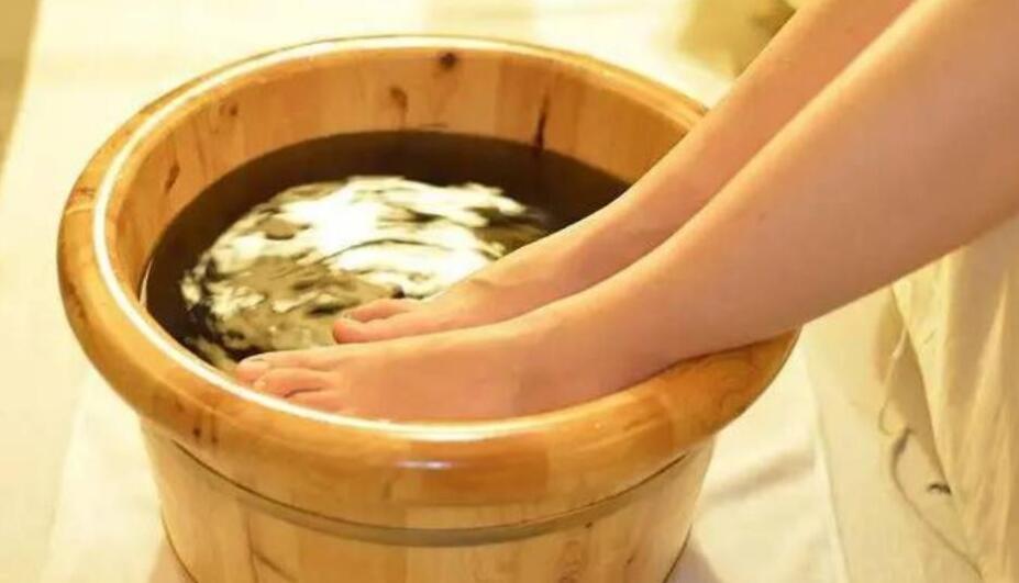 金骏眉茶叶泡脚的功效与作用及禁忌 金骏眉茶叶泡脚的功效与作用及禁忌