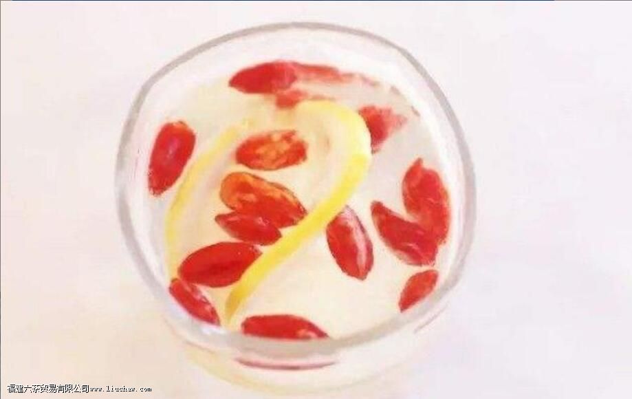 柠檬和枸杞一起泡水喝有什么功效 柠檬和枸杞一起泡水喝有什么功效