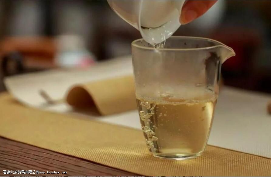 女人喝白茶的好处和坏处 女人喝白茶的好处和坏处