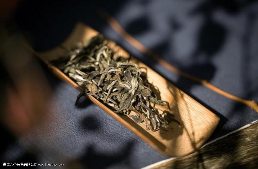 女人喝白茶的好处和坏处 女人喝白茶的好处和坏处