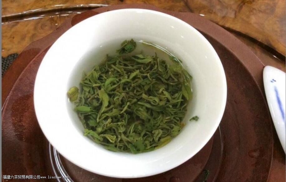 天热喝绿茶好还是红茶好 天热喝绿茶好还是红茶好