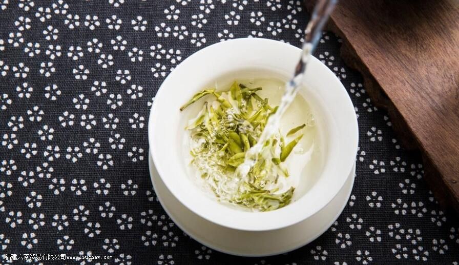 晚上喝红茶还是绿茶 晚上喝红茶还是绿茶