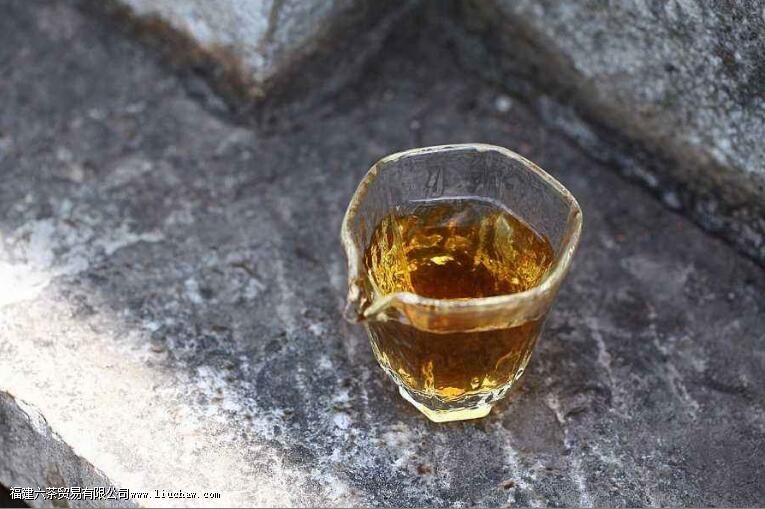 晚上喝红茶还是绿茶 晚上喝红茶还是绿茶