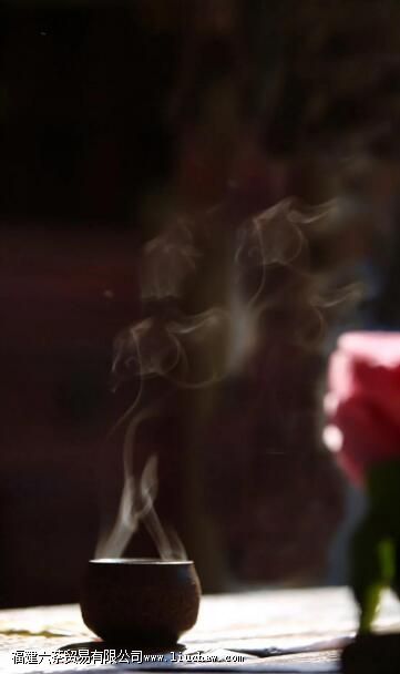 白茶闻香的正确姿势与方法 白茶闻香的正确姿势与方法