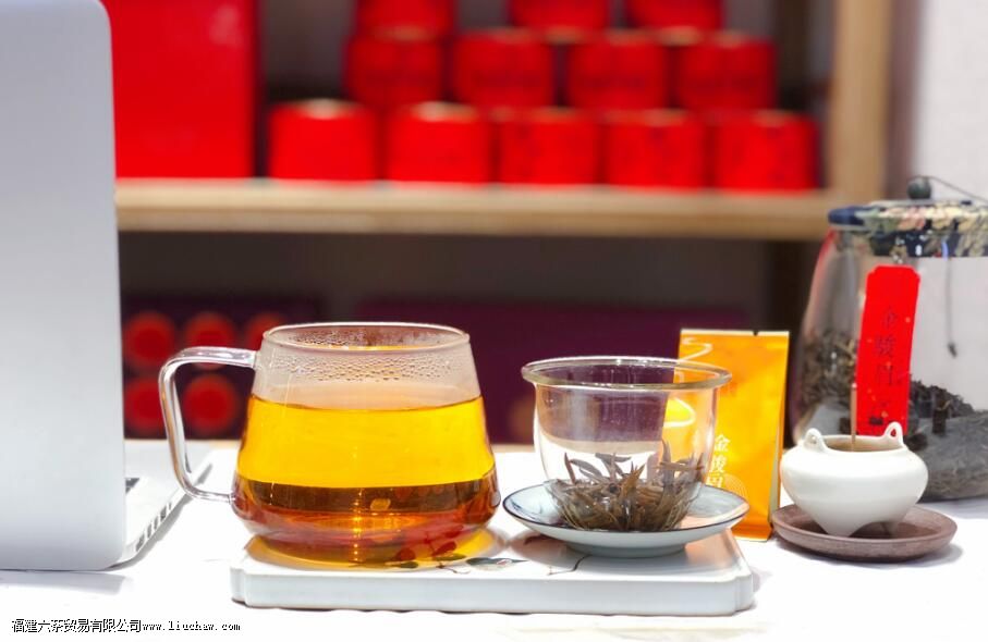 绿茶与红茶有什么不一样 绿茶与红茶有什么不一样