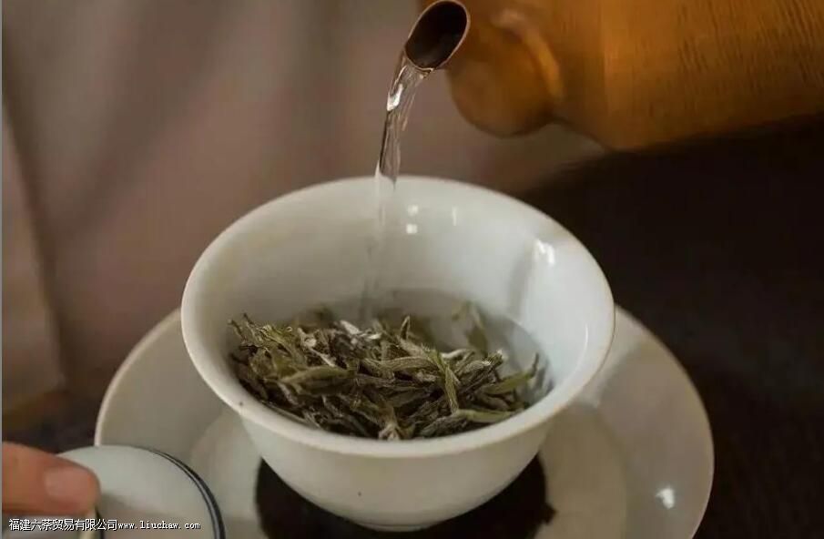 白茶用多少度的水冲泡 白茶用多少度的水冲泡