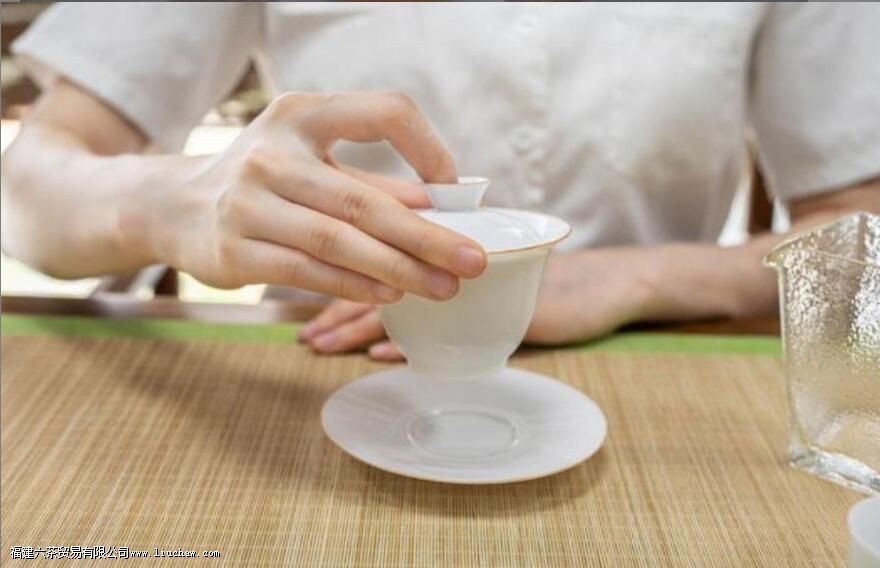 盖碗泡茶,做好这几点不烫手,且茶香浓郁 盖碗泡茶,做好这几点不烫手,且茶香浓郁