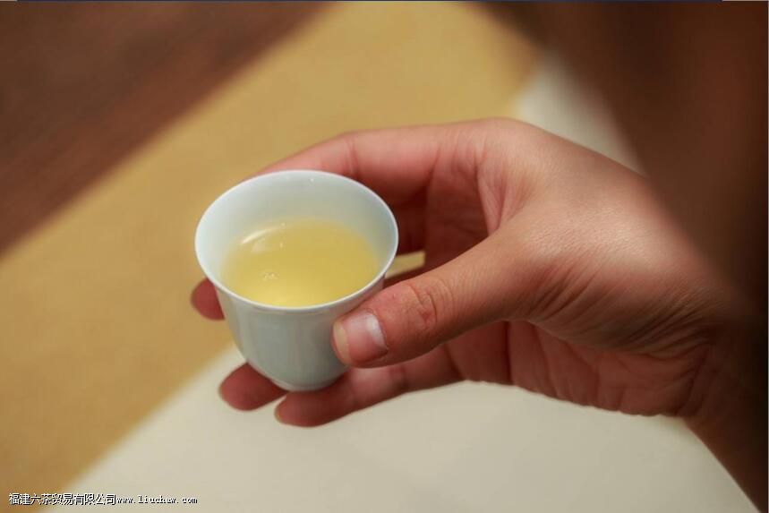 ��ҹ�Ĳ�Ҷ�����Լ�����ˮ��