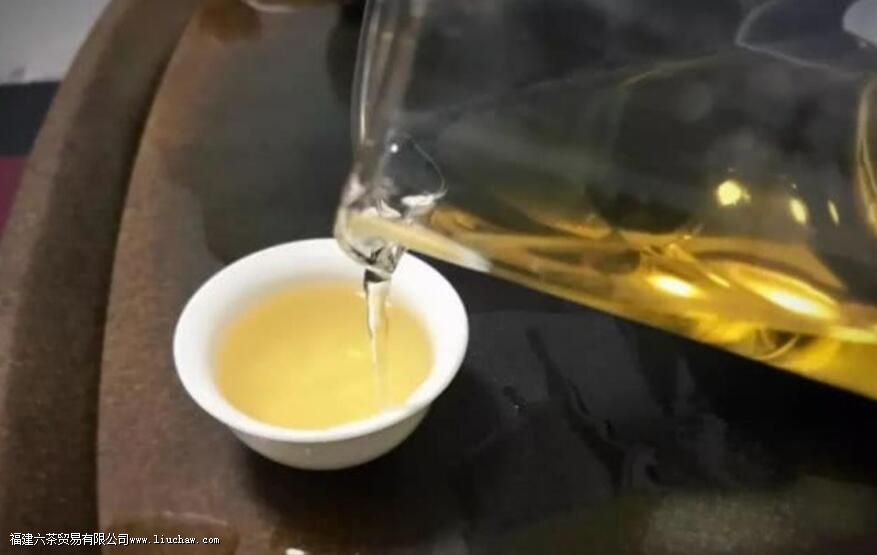 贡眉冲泡后的茶汤颜色 贡眉冲泡后的茶汤颜色