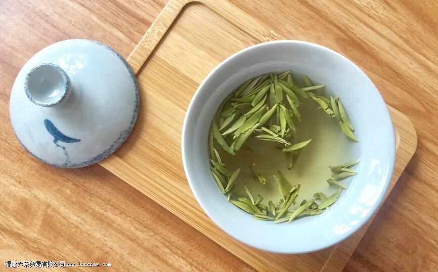 竹叶青茶用多少度的水泡合适 竹叶青茶用多少度的水泡合适