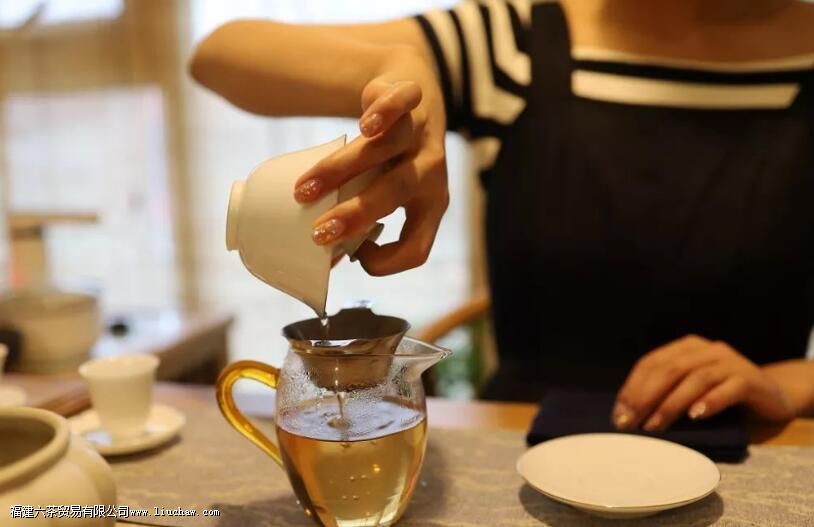 白瓷盖碗适合泡哪些茶,有什么优点 白瓷盖碗适合泡哪些茶,有什么优点