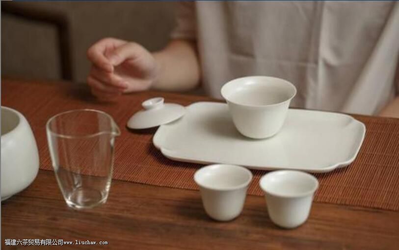 泡茶用陶瓷的好还是紫砂壶好 泡茶用陶瓷的好还是紫砂壶好