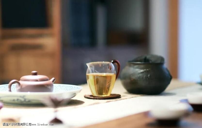 倒茶七分满,不倒满,留的是分寸也是余地 倒茶七分满,不倒满,留的是分寸也是余地