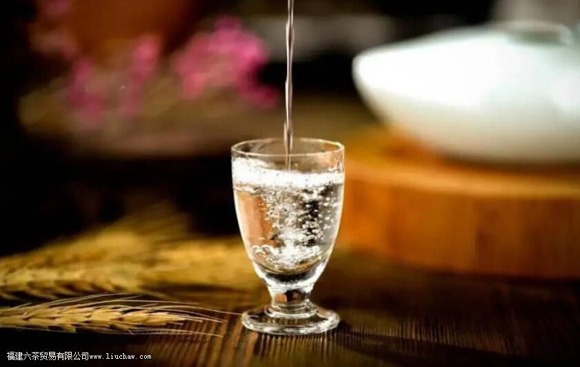 倒茶七分满,不倒满,留的是分寸也是余地 倒茶七分满,不倒满,留的是分寸也是余地