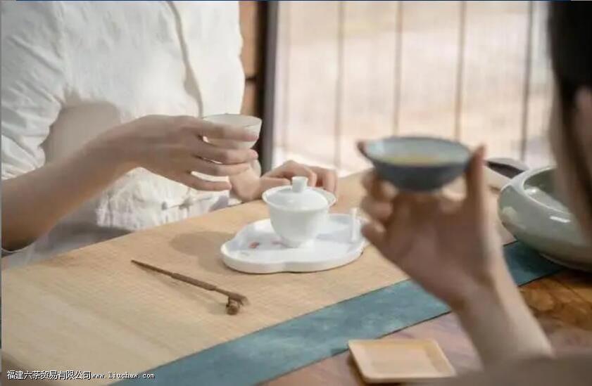 倒茶七分满,不倒满,留的是分寸也是余地 倒茶七分满,不倒满,留的是分寸也是余地