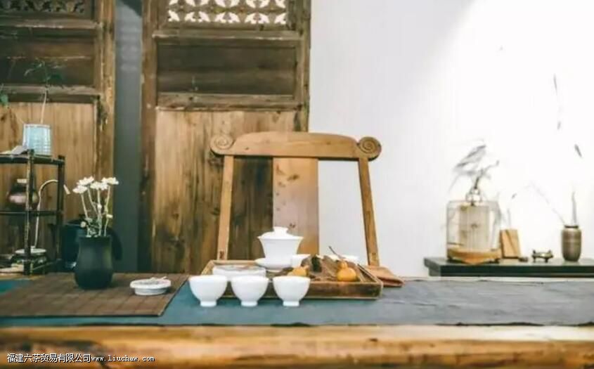 倒茶七分满,不倒满,留的是分寸也是余地 倒茶七分满,不倒满,留的是分寸也是余地