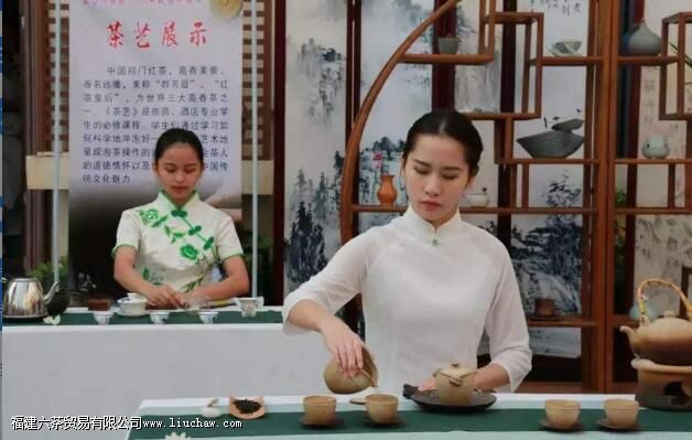 盖碗冲泡红茶的标准茶艺程序 盖碗冲泡红茶的标准茶艺程序