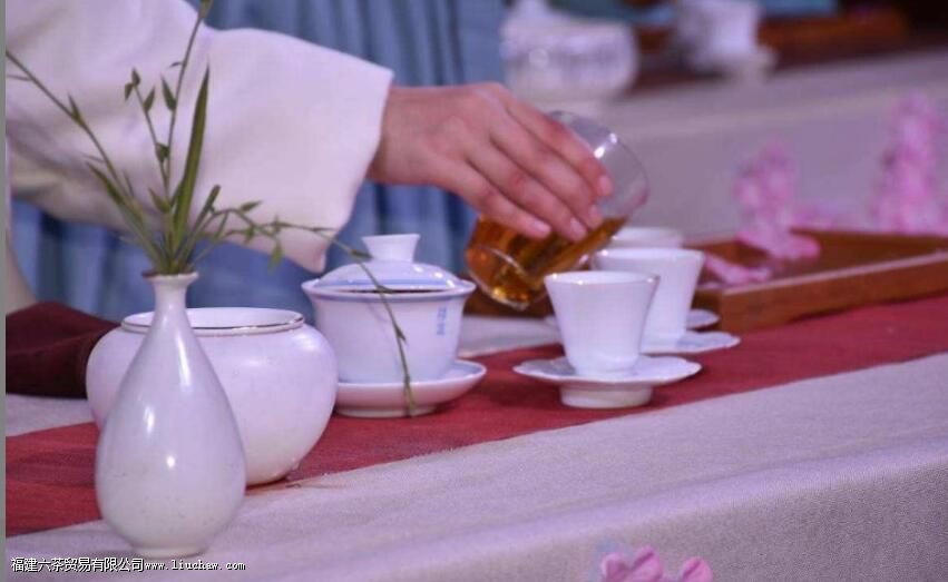 盖碗冲泡红茶的标准茶艺程序 盖碗冲泡红茶的标准茶艺程序