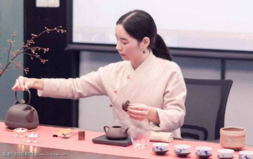 盖碗冲泡红茶的标准茶艺程序 盖碗冲泡红茶的标准茶艺程序