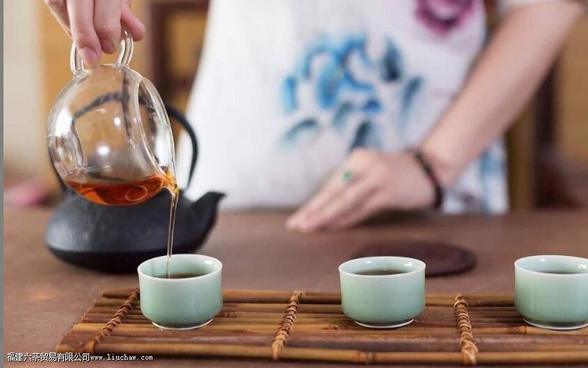 盖碗冲泡红茶的标准茶艺程序 盖碗冲泡红茶的标准茶艺程序