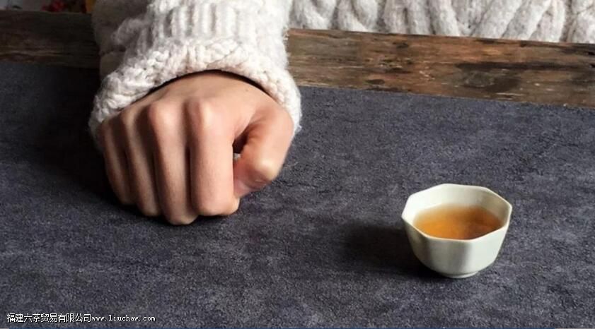 泡茶与喝茶时,手指敲几下是什么意思 泡茶与喝茶时,手指敲几下是什么意思