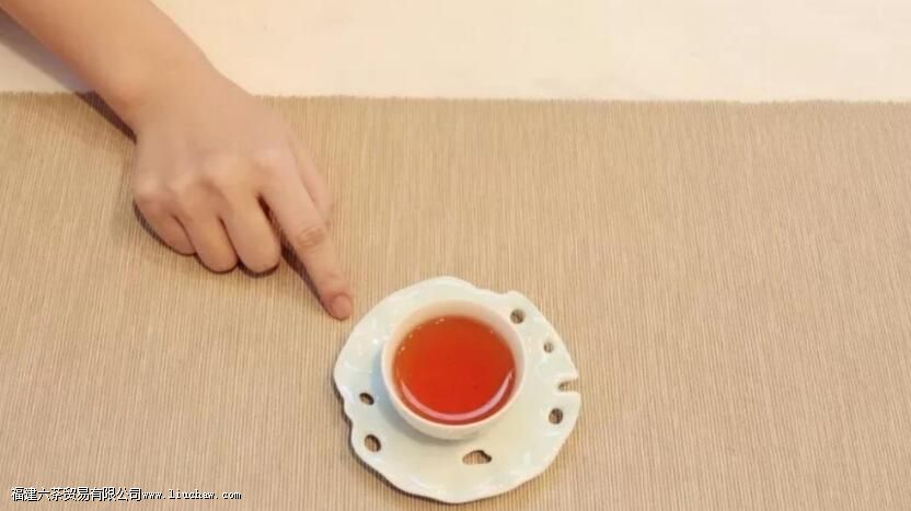 泡茶与喝茶时,手指敲几下是什么意思 泡茶与喝茶时,手指敲几下是什么意思