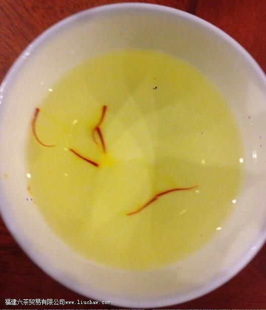 藏红花泡水后的样子和图片 藏红花泡水后的样子和图片