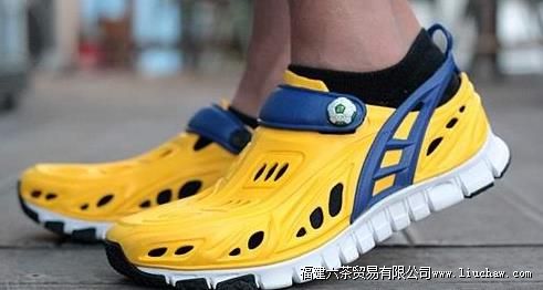 洞洞鞋家族添新成员 Crocs发泡塑料运动鞋