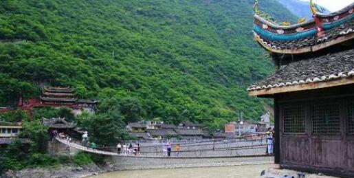 �����ڴ�������֮�Ĵ��θ������ι��Խ�ͨ�ڵ�֮��