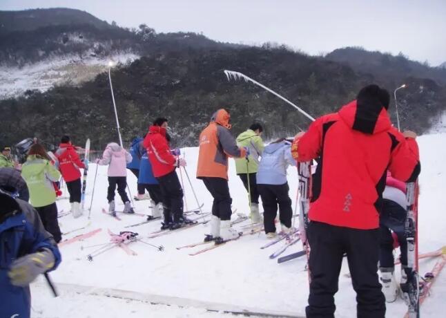 �����ΧɽҰ�⻬ѩ��