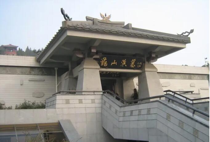 ���ݹ�ɽ��Ĺ