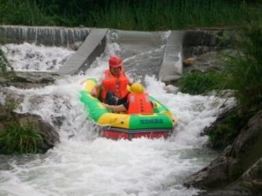 骑龙峡谷漂流.