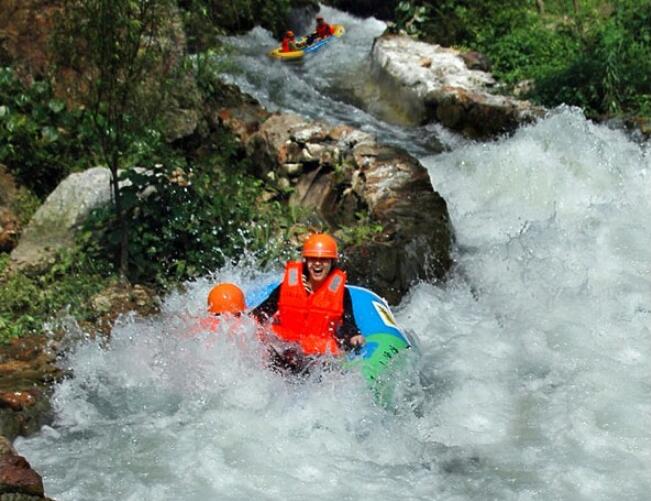 桂林兴坪九马画山峡谷漂流景区.
