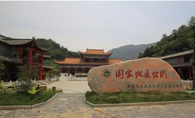 ���ɽʯ�߷羰����