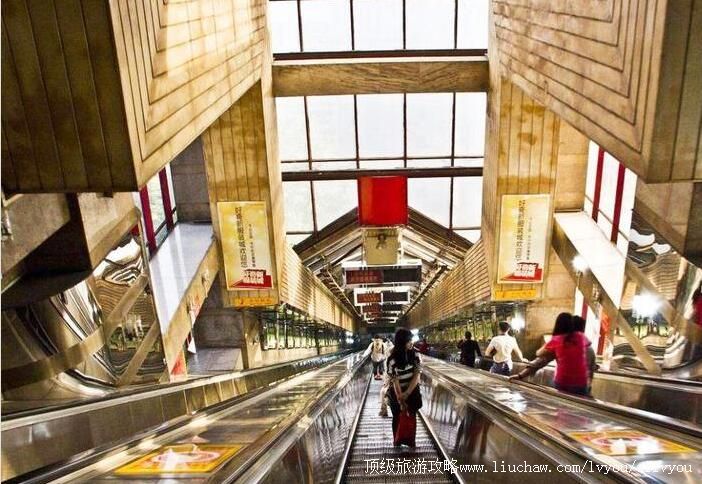 重庆两路口皇冠大扶梯旅游攻略