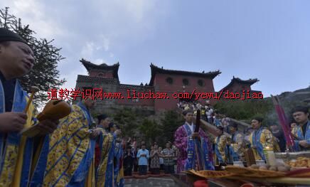 ̩ɽ��ϼ�����м��սʤ��70���곬������