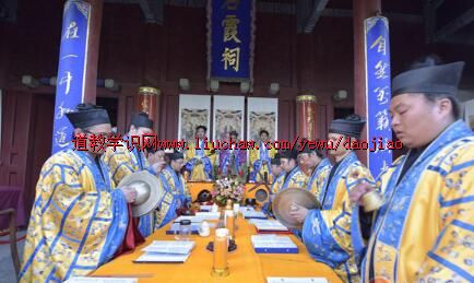 ̩ɽ��ϼ�����м��սʤ��70���곬������