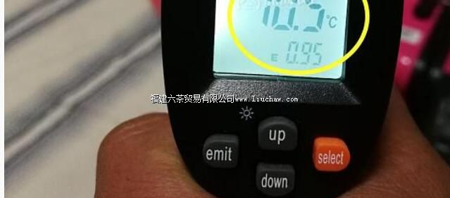 暖气片白天热晚上凉怎么回事 试试去管道井听听