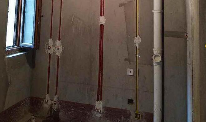 ������ܵ��߶������ߵأ��ڷ�ˮ������滹������