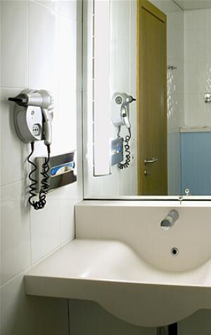 淋浴房插座怎样解决 洗澡热蒸汽会导致触电吗?