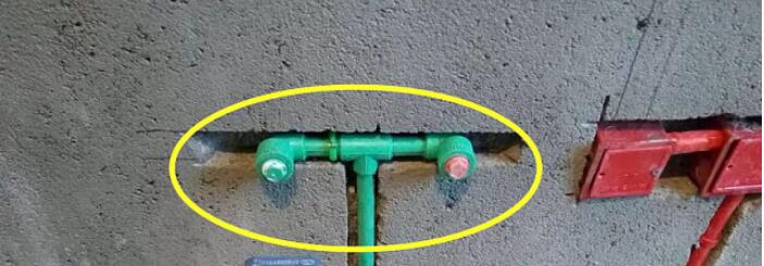 冷热水管可以同槽吗 你家师傅是不是把槽开大放一起