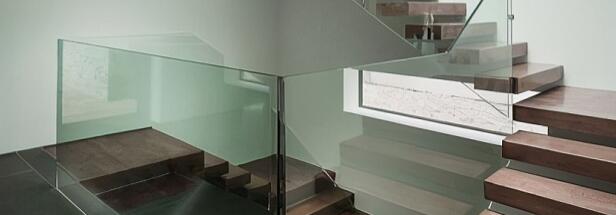 楼梯装玻璃扶手 通透又显得高级