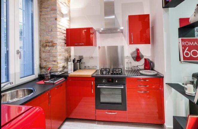 以红色为主打色调的厨房装修设计 异常的时尚迷人