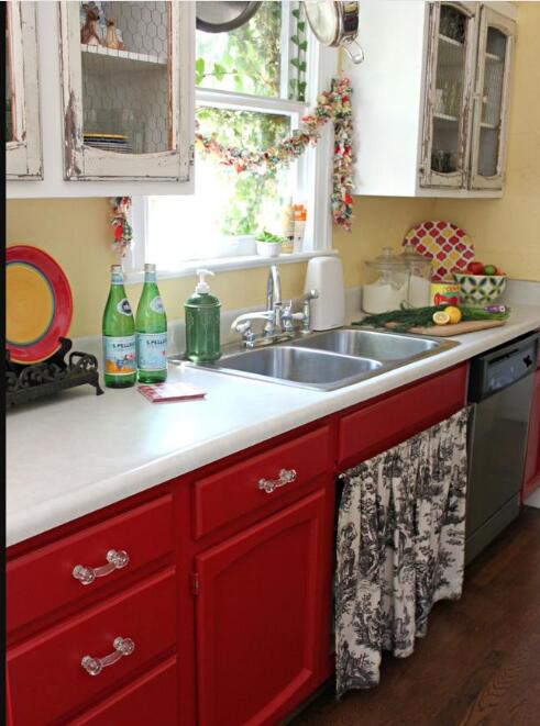 厨房用红色为主色调的设计 居然异常的时尚迷人